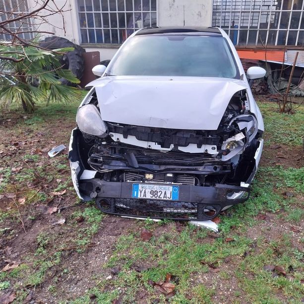 Inseguimento ad alta velocità tra Besano e Cantello finisce con lo speronamento dell'auto della polizia locale: refurtiva recuperata