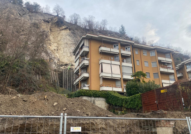 Frana la roccia dietro un condominio, venticinque persone evacuate a Luino