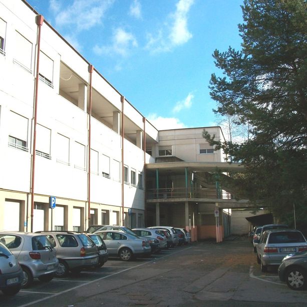 Danno alle fiamme la carta nel bagno della scuola, vigili del fuoco al Montale di Tradate