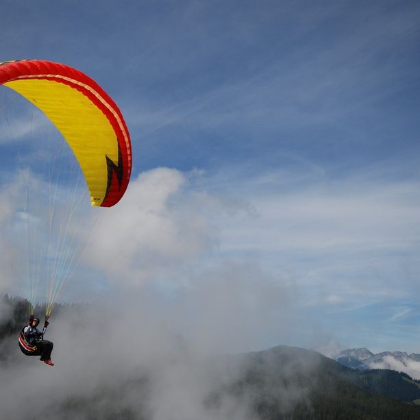 Parapendio in difficoltà al Campo dei Fiori. Intervengono Soccorso Alpino e vigili del fuoco