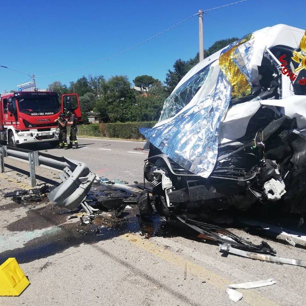 Schianto tra un auto e un furgone sulla Varesina a Venegono Inferiore: un morto e un ferito