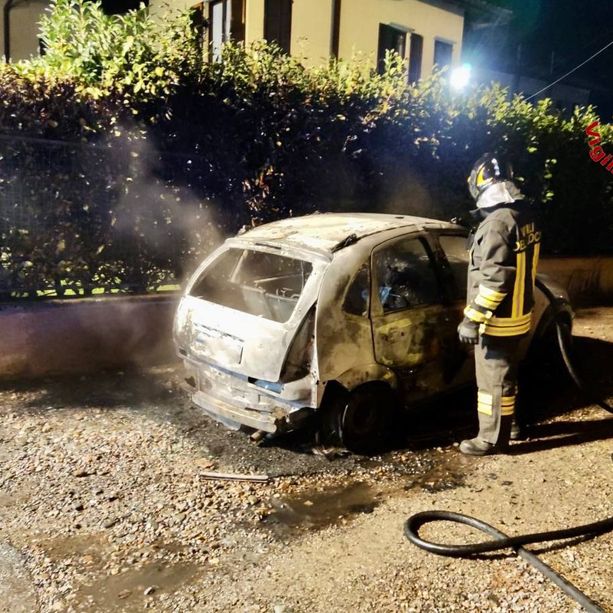 FOTO. Incendio a Malnate, auto divorata dalle fiamme