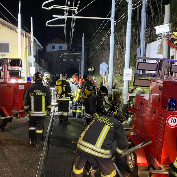 FOTO. Simulato nella notte un deragliamento ferroviario nella galleria di Laveno: una task force si esercita per la sicurezza di chi viaggia