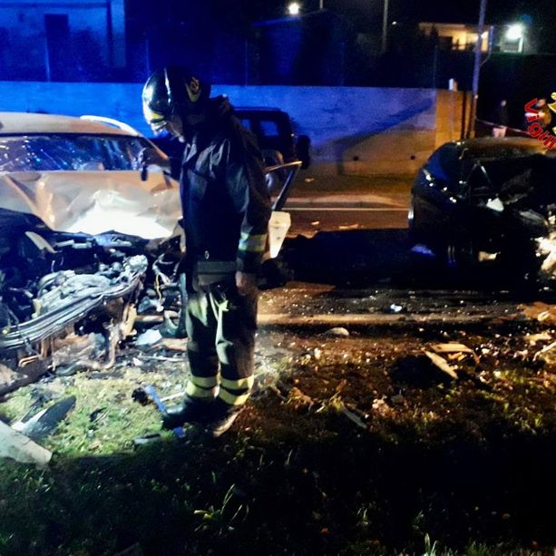 FOTO. Spaventoso frontale sulla Provinciale a Varano Borghi: un ferito grave