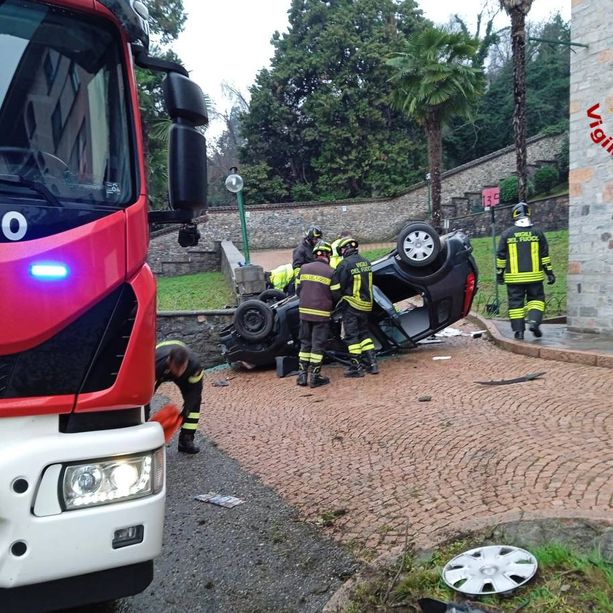 FOTO. Auto si schianta contro un muro ad Albizzate: muore giovane di 24 anni