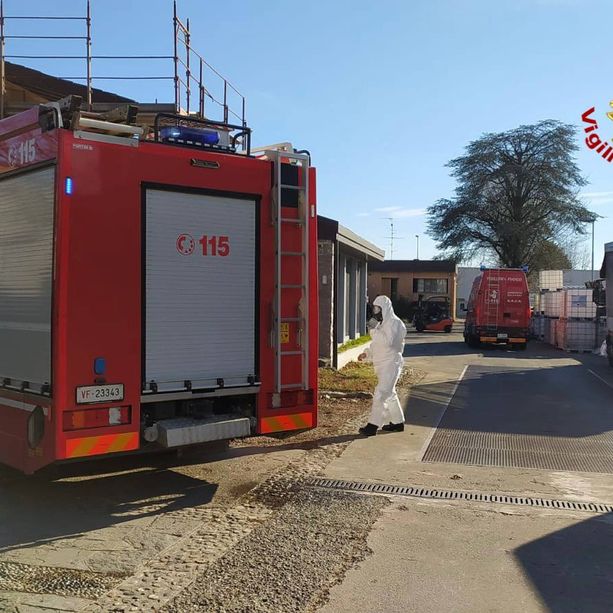 Malnate, operaio intossicato in un'azienda di smaltimento rifiuti: trasportato al pronto soccorso