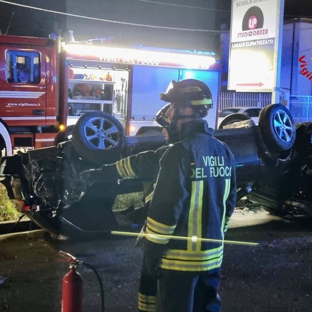 FOTO. Vergiate, auto si ribalta dopo lo schianto. Due feriti sul Sempione a Vergiate