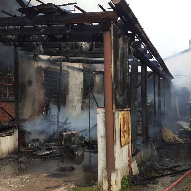 Deposito in fiamme a Oggiona: sul posto vigili del fuoco e ambulanze