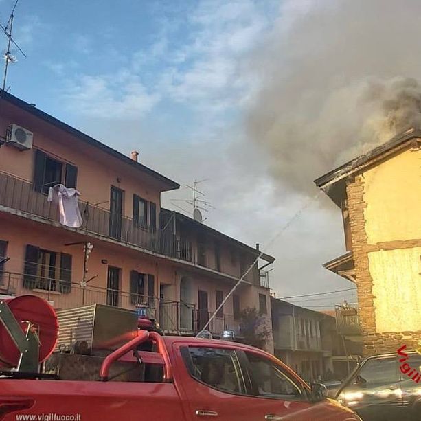 FOTO. Abitazione in fiamme a Cantello, intervengono i vigili del fuoco. Edificio inagibile