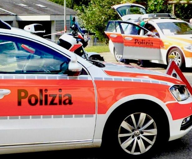 Bellinzona, crolla una scala in cemento in cantiere: due operai travolti, uno è sotto le macerie