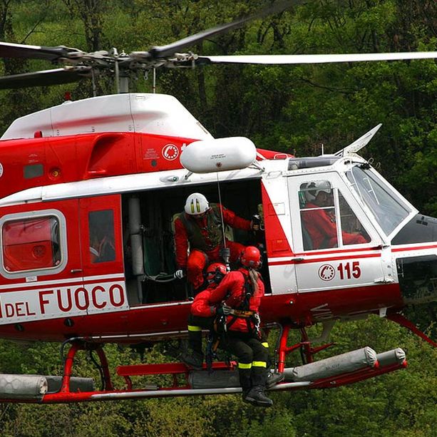 Abitazione in fiamme nel borgo Biegno, vigili del fuoco in azione. Operazioni complicate, in volo anche l'elicottero