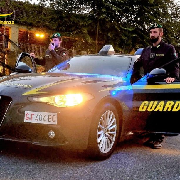 Prelevava denaro dai conti di ignari pensionati: la Finanza di Varese sequestra 177mila euro a un'impiegata infedele