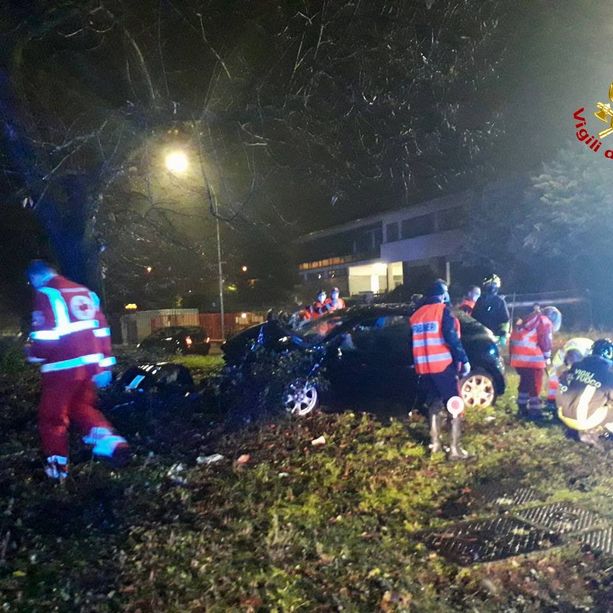 FOTO. Schianto nella notte a Gallarate: feriti quattro ventenni