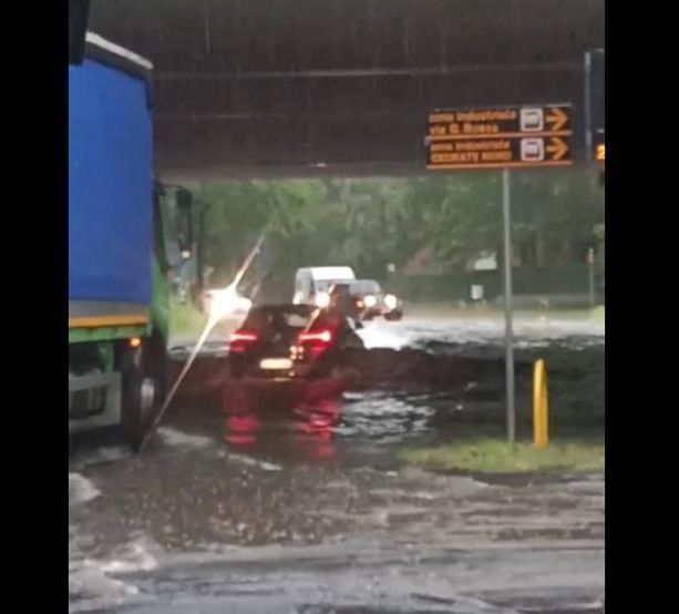 Il maltempo è arrivato in provincia di Varese: decine le chiamate ai vigili del fuoco per allagamenti e tagli pianta. Sottopassi sott'acqua a Gallarate