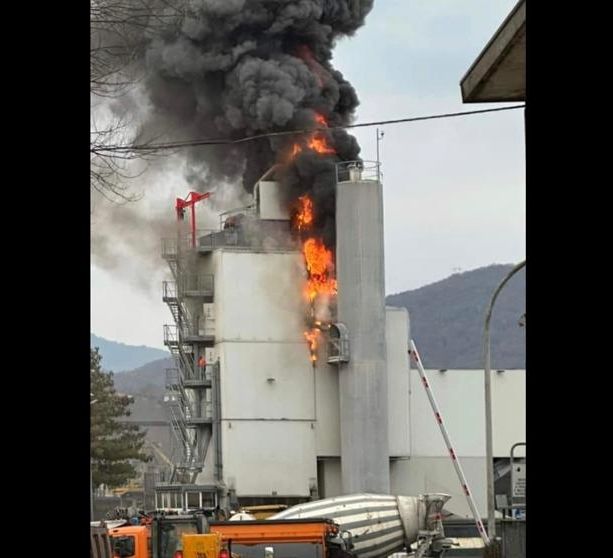 FOTO. Incendio alla ditta Civelli di Gavirate
