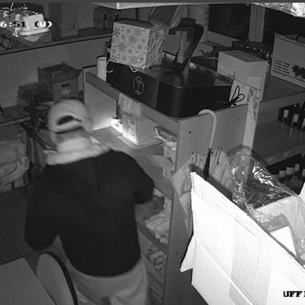 Ladro ancora in azione a Gavirate, tentato furto nella casa vicina a Villa Cocca