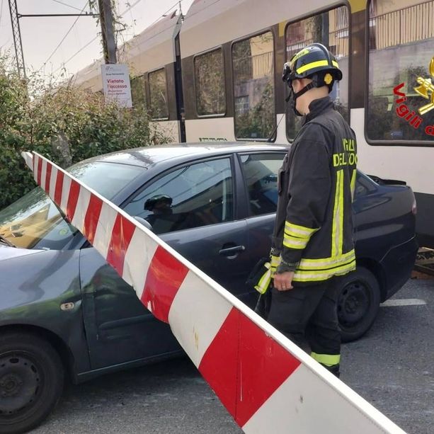 Gazzada, auto incastrata al passaggio a livello urtata dal treno in arrivo