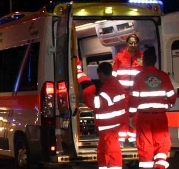 Schianto tra un'auto e una moto a Varese: grave un uomo di 35 anni