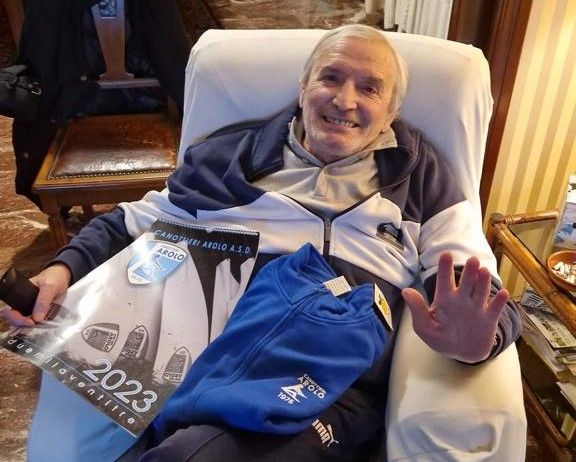 L'omaggio della Canottieri Arolo a Gigi Riva: «Sei cresciuto a Leggiuno e da &quot;furzelina&quot; sei diventato Rombo di Tuono»