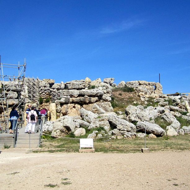 In gita a Malta sfregia un monumento Unesco causando danni irreparabili: 18enne della provincia di Varese condannato a 2 anni