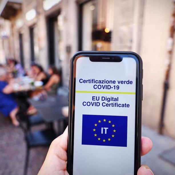 Usò un green pass non suo per andare in un bar di Varese: condannato un cittadino albanese