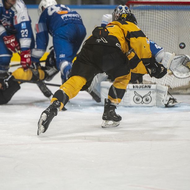 FOTO Il muro del Como crolla all'overtime sotto l'ultimo colpo di Piroso (4-3)