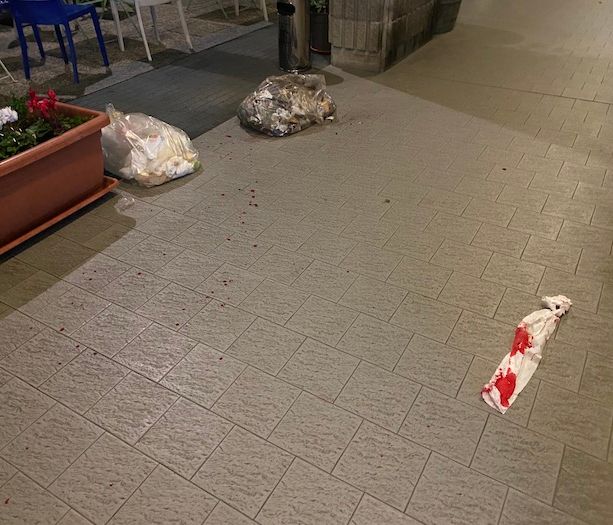 Serata violenta a Luino: 51enne accoltellato fuori dal supermercato, fermato un giovane