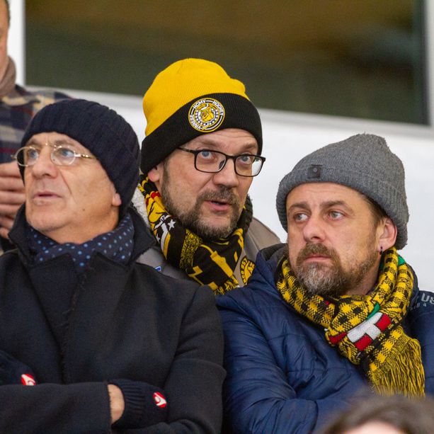 FOTOGALLERY. Il condottiero Beppe Sannino nel cuore della torcida giallonera all'Acinque Ice Arena