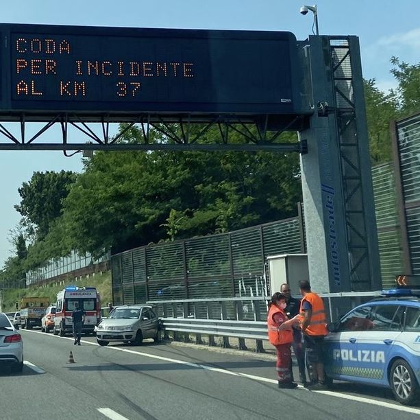 Incidente sull'Autostrada dei Laghi, sei feriti tra cui una bimba di appena 1 anno e traffico in tilt