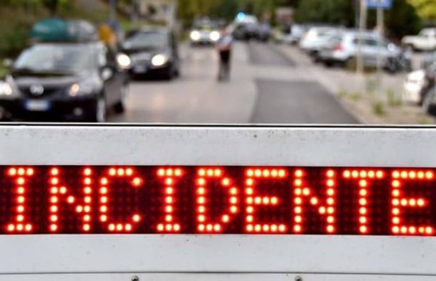 Si ribaltano con l'auto in via Friuli a Varese: illesi i due ultraottantenni a bordo