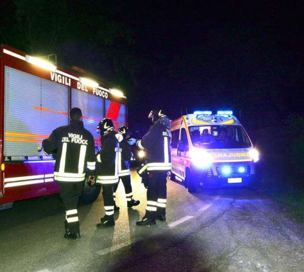 Incidente con auto ribaltata: due feriti a Bedero Valcuvia