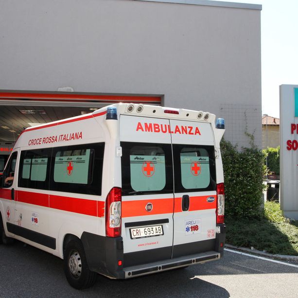 Scontro tra un'auto e una moto in via Campigli: motociclista in ospedale