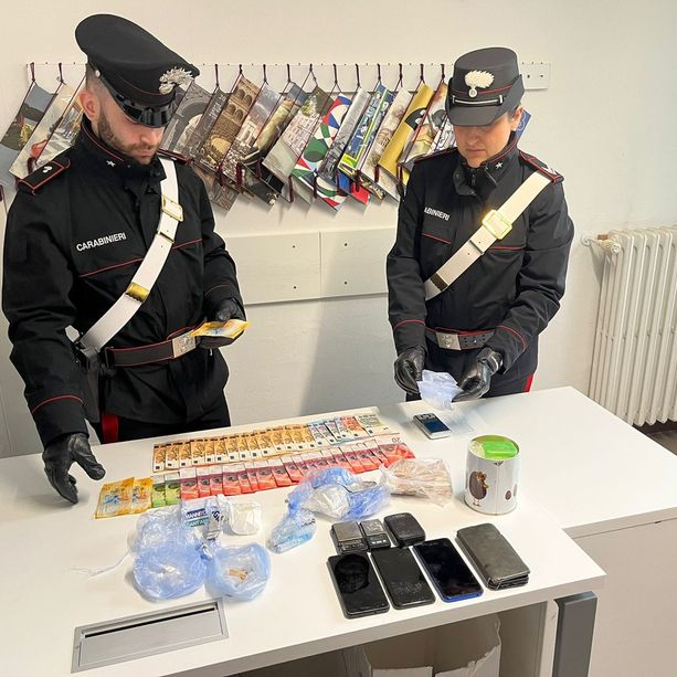 Spacciavano stupefacenti in un'abitazione di Induno Olona: tre persone in manette