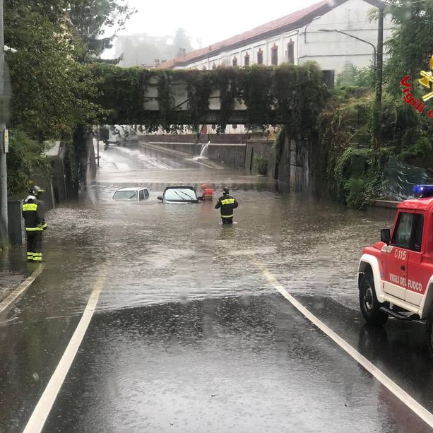 VIDEO E FOTO. Acquazzoni su tutto il Varesotto: a Jerago e Solbiate Arno salvati degli automobilisti rimasti intrappolati nell'acqua