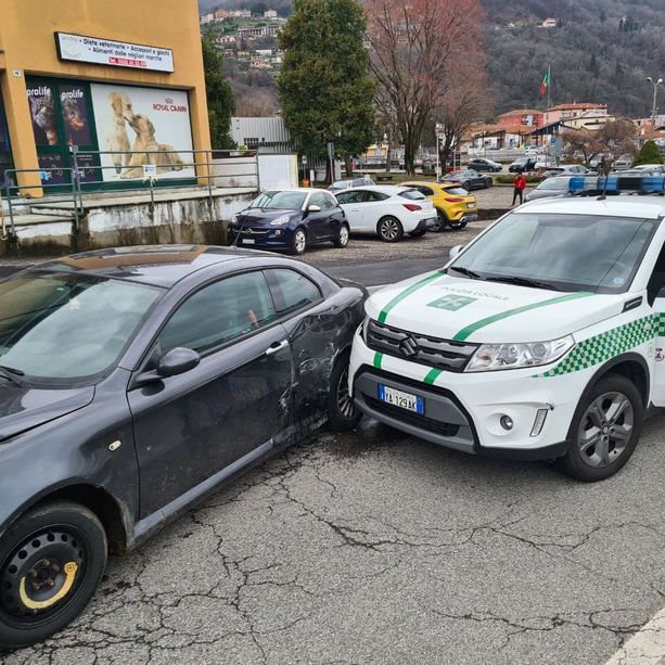 Tenta di fuggire con un'auto con le targhe rubate e di investire un agente: speronato e fermato dal comandante della polizia locale di Lavena Ponte Tresa