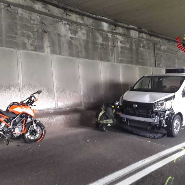 FOTO. Schianto frontale tra una moto e un furgone sulla Sp69 a Laveno nella galleria del Sasso Galletto: 23enne in ospedale con l'elisoccorso