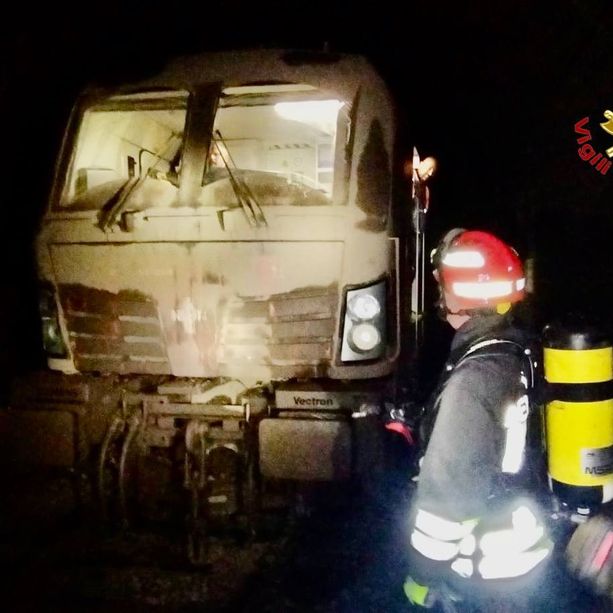 VIDEO. Treno merci deragliato e intrappolato nella galleria di Laveno, in corso la complessa operazione di estrazione