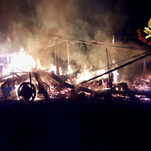 FOTO. Incendio nella notte a Leggiuno, stalla distrutta dalle fiamme