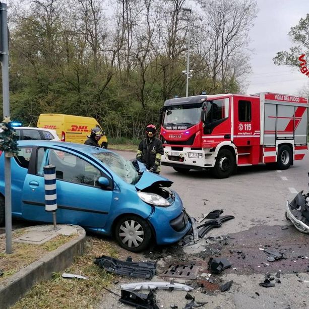 FOTO. Schianto sulla Statale a Lonate Pozzolo: in azione anche l'elisoccorso. Un ferito estratto dalle lamiere da vigili del fuoco