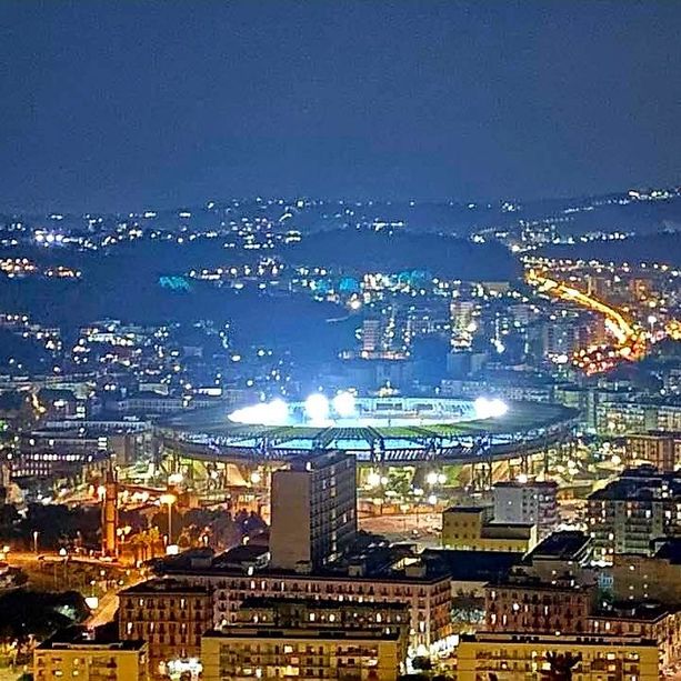 «Maradona ha fatto innamorare del calcio noi bambini che giocavamo per le strade di Napoli. Ora vorrei solo essere in curva e cantare...»
