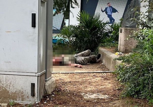 Aggressione all'89enne in centro a Luino. Parla il figlio della vittima: «Lo stava strangolando con il bastone, nessuno lo ha aiutato»