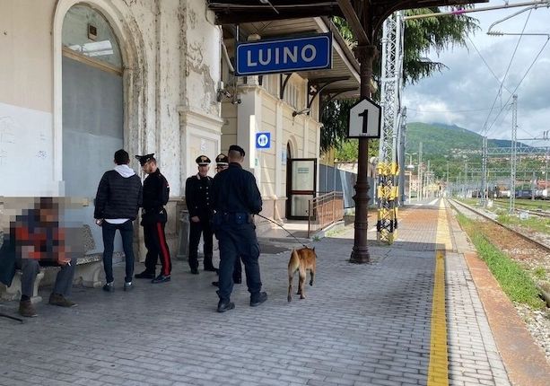 Controlli dei carabinieri alla stazione di Luino: fermato un uomo. Trovati a terra alcuni grammi di hashish
