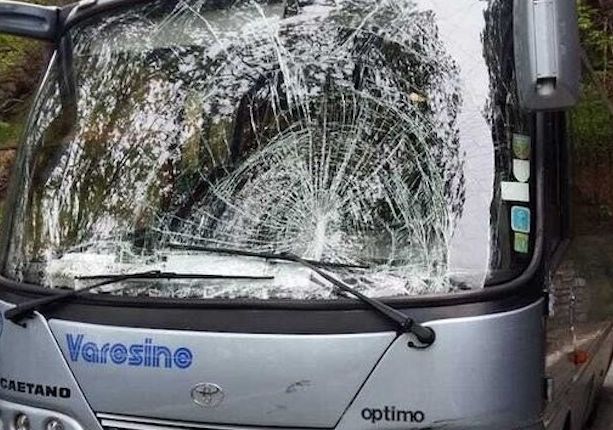 Ciclista finisce contro il parabrezza di uno scuolabus sulla provinciale a Maccagno: paura per un 36enne