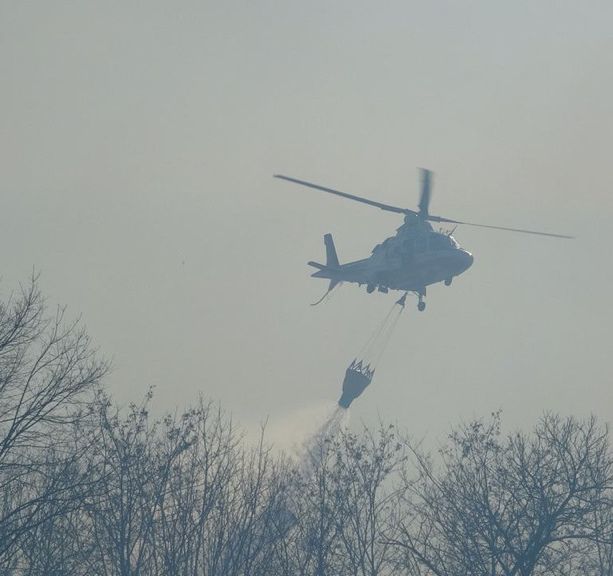Vento forte su tutta la provincia: alberi caduti, tetti scoperchiati e incendi. Quaranta interventi dei vigili del fuoco, a Malnate Canadair in azione