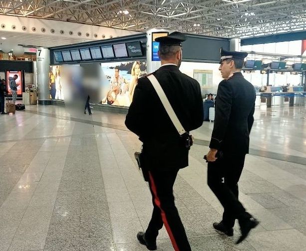 Tassista abusivo pizzicato dai carabinieri a Malpensa: controllate anche 12 persone senza fissa dimora che stazionavano in aeroporto
