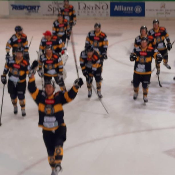 Mastini uguale vincenti: terzo urlo all'overtime contro il Fiemme (3-2), Pietroniro-gol ci fa godere. Il primo novembre arriva l'Appiano
