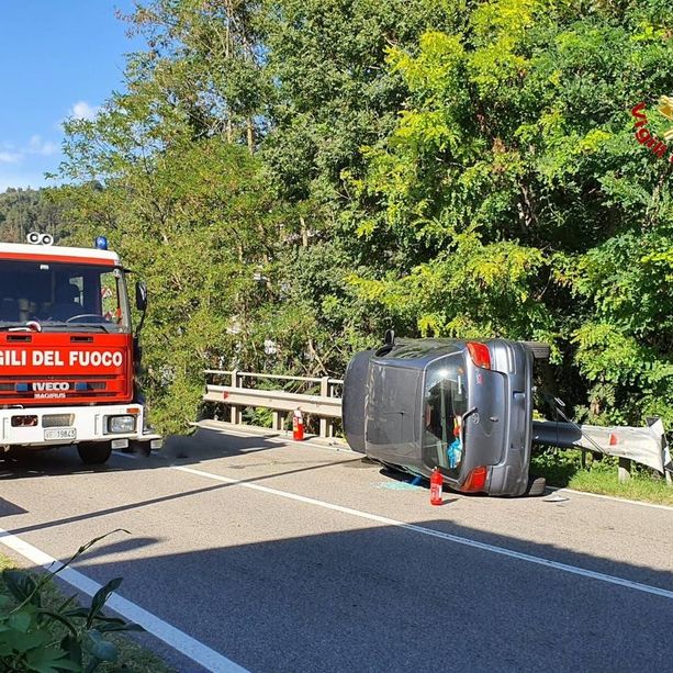 Paura a Mesenzana, si ribalta con l'auto sulla 394