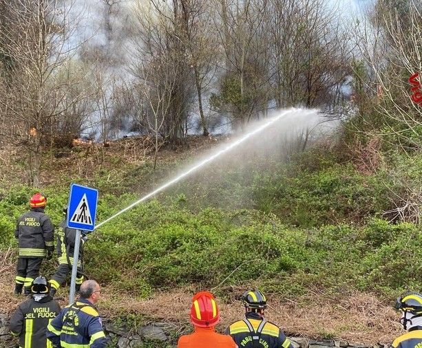 Incendio Montegrino. Riaperta la strada del Cucco, situazione sotto controllo: vigili del fuoco ancora al lavoro