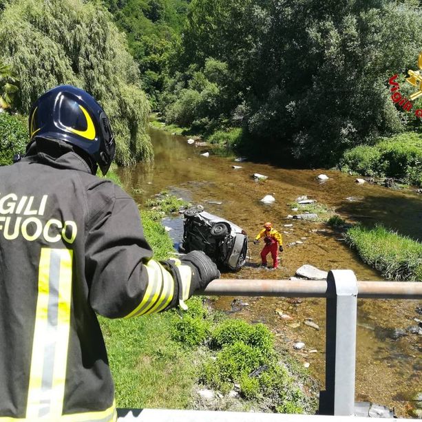 Auto sbanda e finisce nel fiume a Montegrino Valtravaglia, in salvo guidatore e passeggero