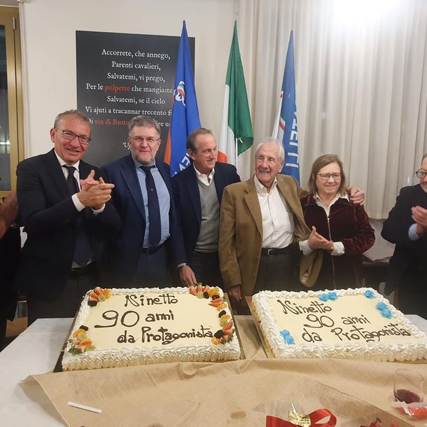 FOTO E VIDEO. Festa a sorpresa per i 90 anni di Ninetto Pellegatta: «Sei un cittadino importante per Busto e un padre della destra della provincia»